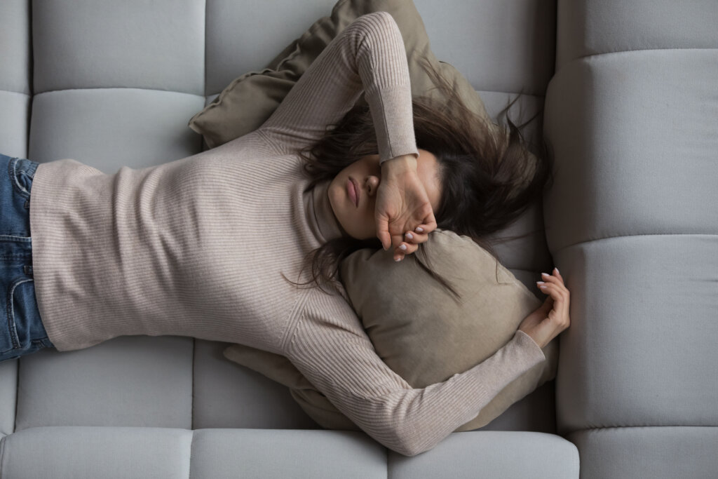 woman with endometriosis symptoms experiencing chronic fatigue 