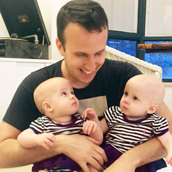 Erez and twin babies use of a surrogate